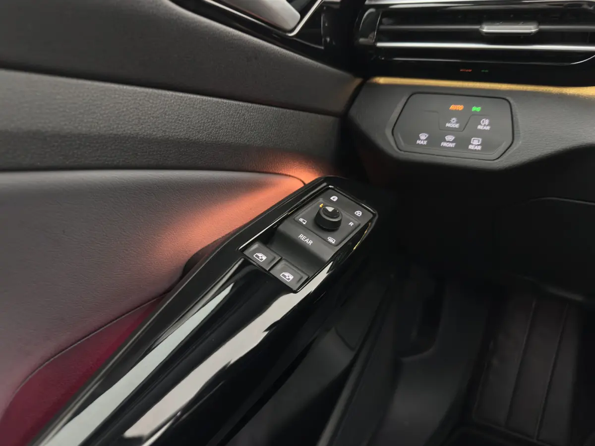 ID.5 Pro Business 77 kWh [3-Fase-11kW] {SoH-93%} (INCL-BTW) *HEATPUMP | LEATHER-ALCANTARA | FULL-LED | ADAPTIVE-CRUISE |  DIGI-COCKPIT | HEATED-COMFORTSEATS | KEYLESS | DAB+ | AMBIENTLIGHT |