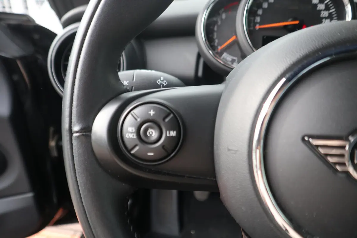 One | Park Distance Control (PDC), achter | Stoelverwarming | Navigatie