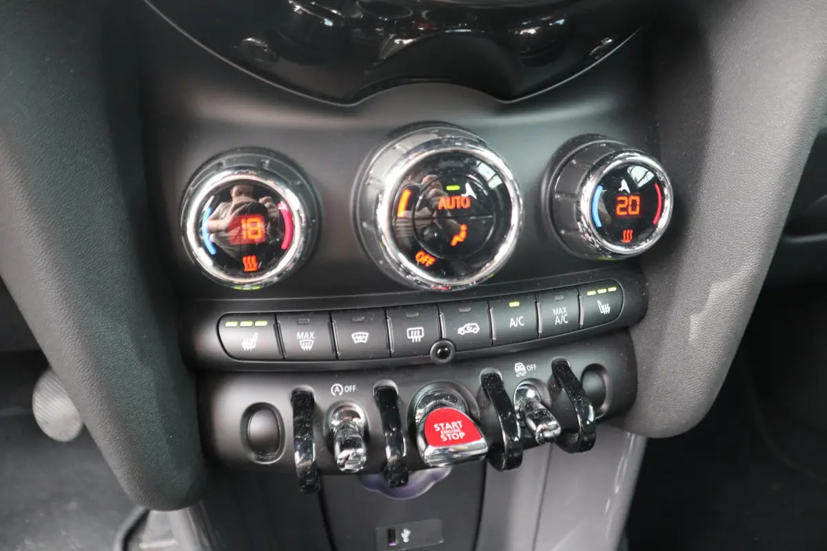 One | Park Distance Control (PDC), achter | Stoelverwarming | Navigatie