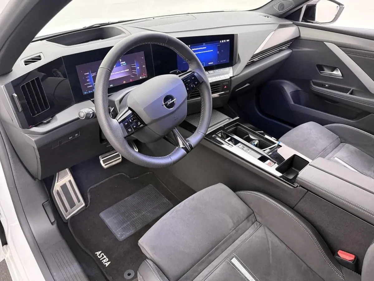 1.6 Turbo Plug In Hybrid GSe 225pk Hud/Alcantara/ 360.Camera/Agr/Keyless/Led.Matrix/Winterpakket ZGAN