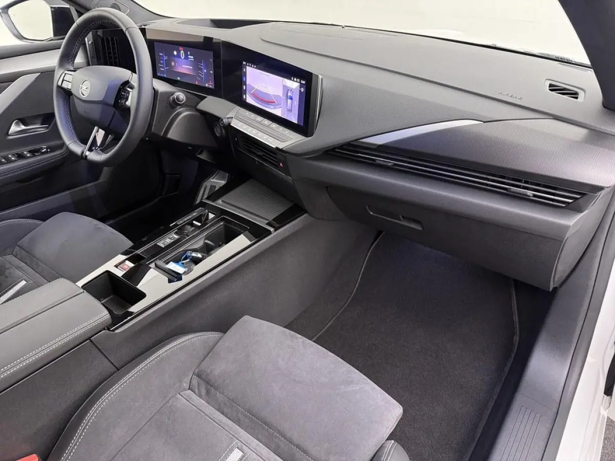 1.6 Turbo Plug In Hybrid GSe 225pk Hud/Alcantara/ 360.Camera/Agr/Keyless/Led.Matrix/Winterpakket ZGAN