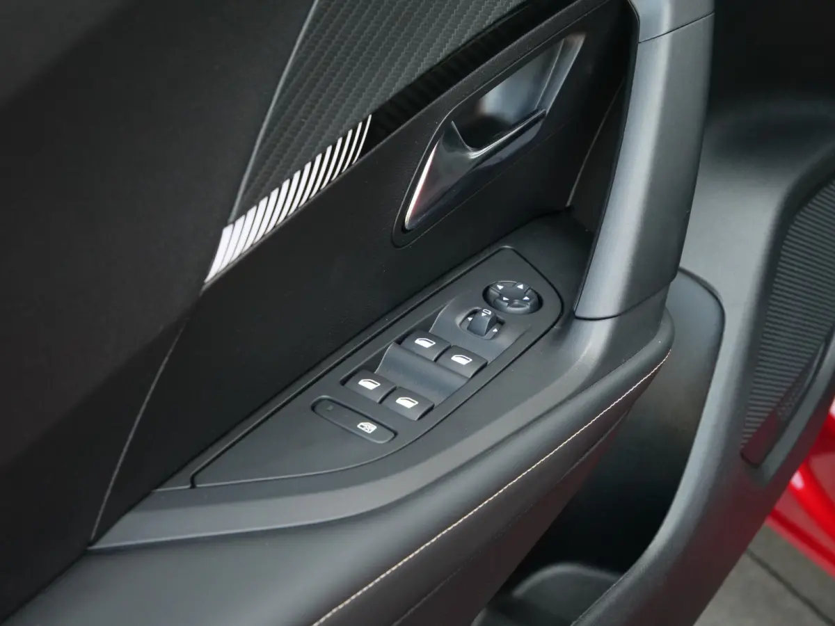 1.2 PureTech 130pk Allure Automaat Camera / Navigatie / Apple Carplay