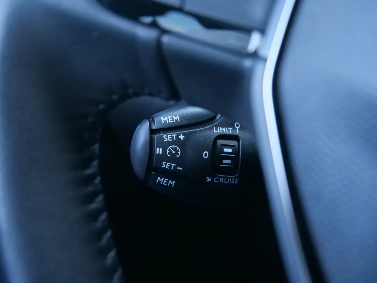 1.2 PureTech 130pk Allure Automaat Camera / Navigatie / Apple Carplay