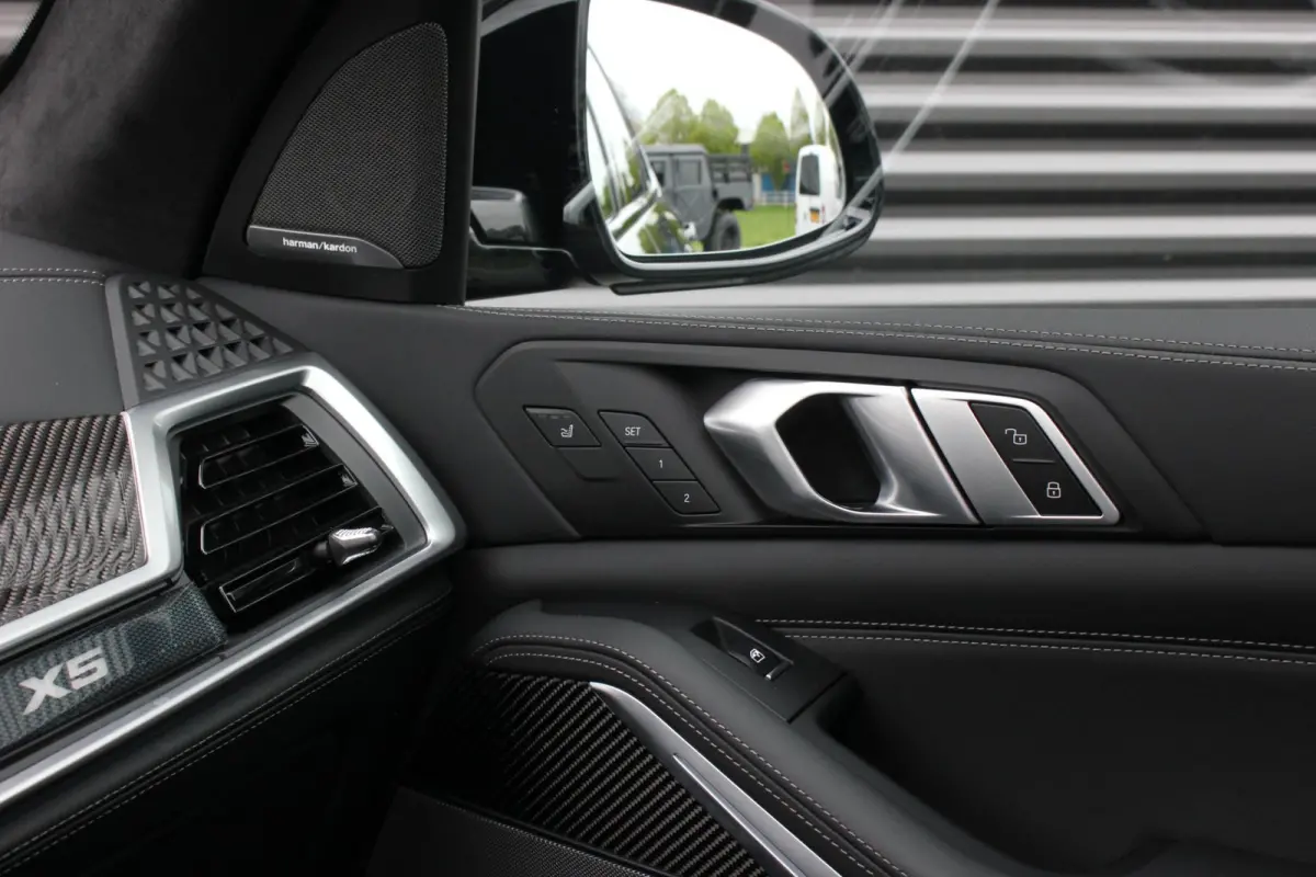 XDrive50e High Executive / HEAD-UP / PANO-DAK / 4-WHEEL STRURING / LUCHTVERING / DRIVING ASSISANT / SOFTCLOSE / M-SEATS