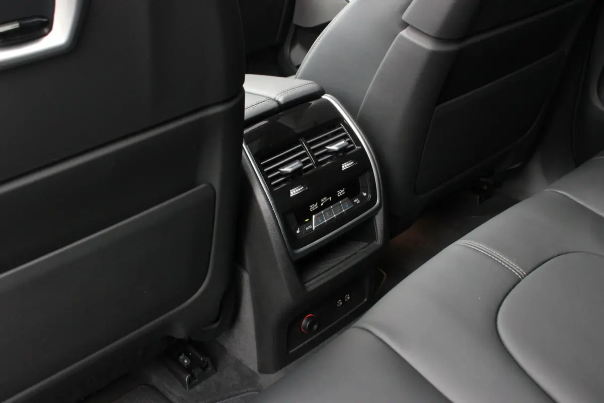 XDrive50e High Executive / HEAD-UP / PANO-DAK / 4-WHEEL STRURING / LUCHTVERING / DRIVING ASSISANT / SOFTCLOSE / M-SEATS