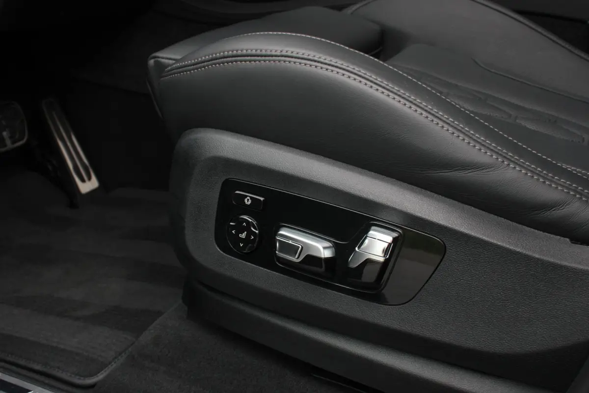 XDrive50e High Executive / HEAD-UP / PANO-DAK / 4-WHEEL STRURING / LUCHTVERING / DRIVING ASSISANT / SOFTCLOSE / M-SEATS