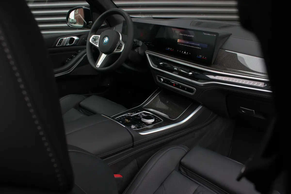 XDrive50e High Executive / HEAD-UP / PANO-DAK / 4-WHEEL STRURING / LUCHTVERING / DRIVING ASSISANT / SOFTCLOSE / M-SEATS