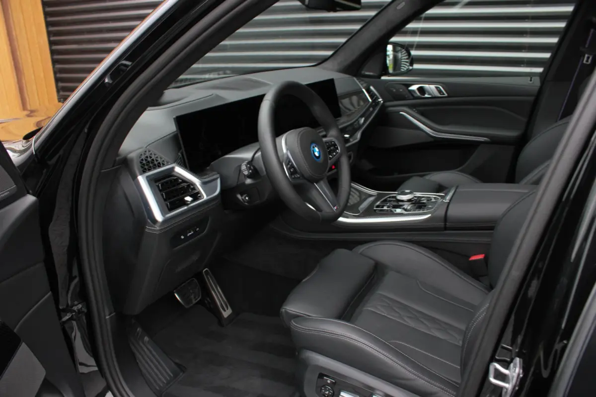 XDrive50e High Executive / HEAD-UP / PANO-DAK / 4-WHEEL STRURING / LUCHTVERING / DRIVING ASSISANT / SOFTCLOSE / M-SEATS