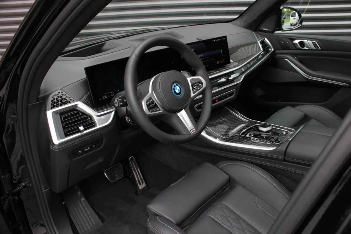 XDrive50e High Executive / HEAD-UP / PANO-DAK / 4-WHEEL STRURING / LUCHTVERING / DRIVING ASSISANT / SOFTCLOSE / M-SEATS