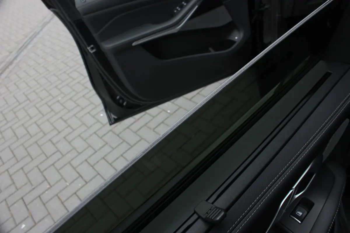 XDrive50e High Executive / HEAD-UP / PANO-DAK / 4-WHEEL STRURING / LUCHTVERING / DRIVING ASSISANT / SOFTCLOSE / M-SEATS
