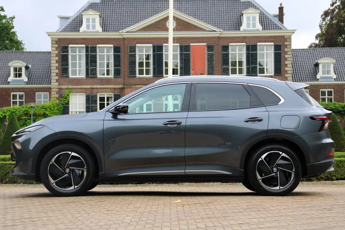 Luxury 64 kWh | 360° CAMERA | STOEL + STUURVERWARMING | ADAPTIVE CRUISE | DODE HOEK | PARK SENS V+A | ELEKTR. STOEL | STREAMINGS DIENSTEN