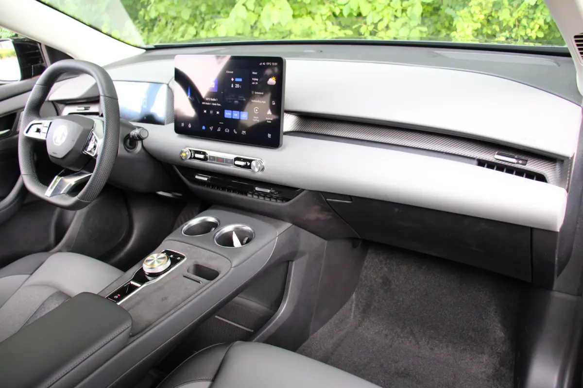 Luxury 64 kWh | 360° CAMERA | STOEL + STUURVERWARMING | ADAPTIVE CRUISE | DODE HOEK | PARK SENS V+A | ELEKTR. STOEL | STREAMINGS DIENSTEN
