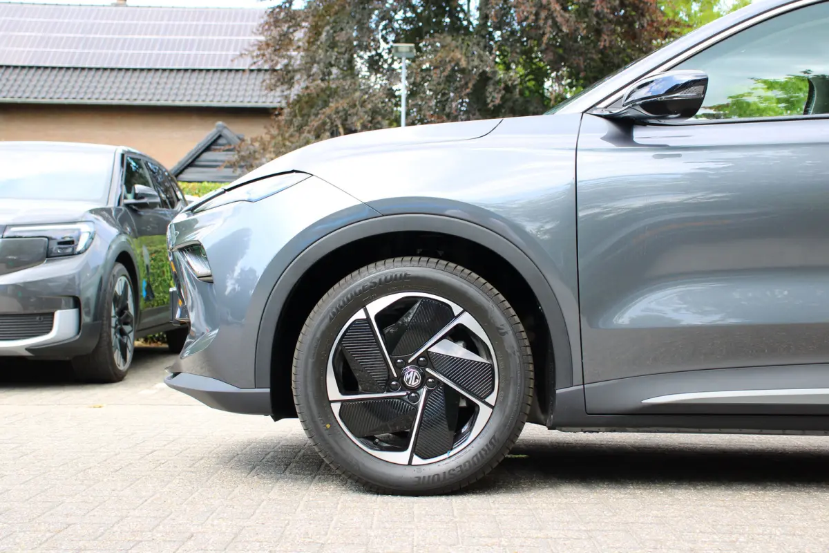 Luxury 64 kWh | 360° CAMERA | STOEL + STUURVERWARMING | ADAPTIVE CRUISE | DODE HOEK | PARK SENS V+A | ELEKTR. STOEL | STREAMINGS DIENSTEN