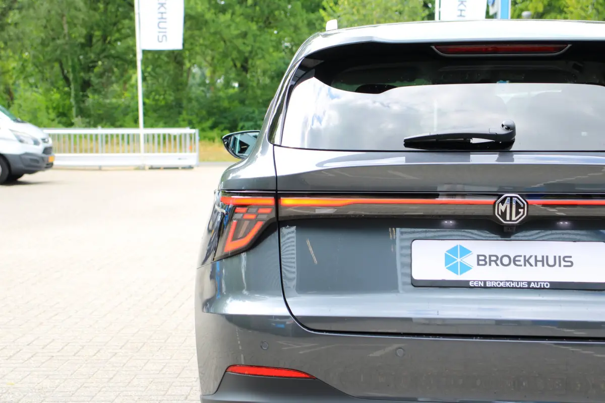 Luxury 64 kWh | 360° CAMERA | STOEL + STUURVERWARMING | ADAPTIVE CRUISE | DODE HOEK | PARK SENS V+A | ELEKTR. STOEL | STREAMINGS DIENSTEN