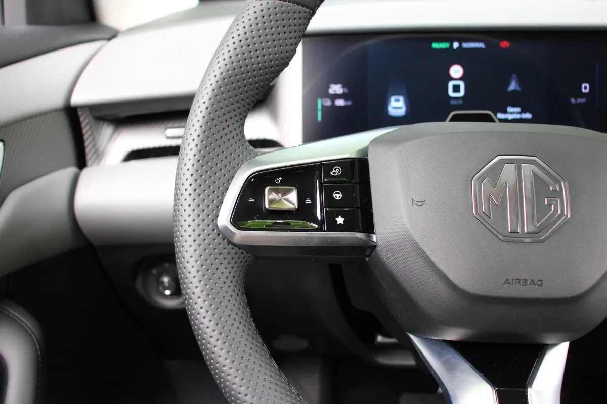 Luxury 64 kWh | 360° CAMERA | STOEL + STUURVERWARMING | ADAPTIVE CRUISE | DODE HOEK | PARK SENS V+A | ELEKTR. STOEL | STREAMINGS DIENSTEN