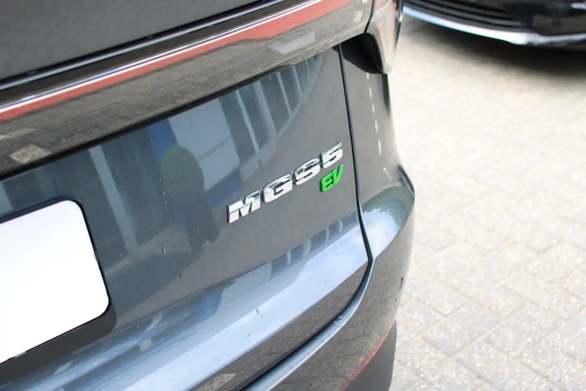 Luxury 64 kWh | 360° CAMERA | STOEL + STUURVERWARMING | ADAPTIVE CRUISE | DODE HOEK | PARK SENS V+A | ELEKTR. STOEL | STREAMINGS DIENSTEN