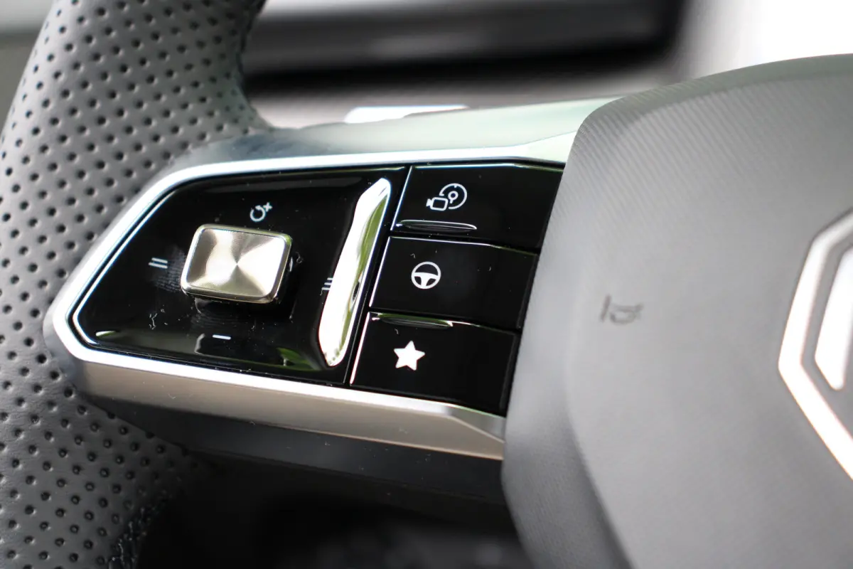Luxury 64 kWh | 360° CAMERA | STOEL + STUURVERWARMING | ADAPTIVE CRUISE | DODE HOEK | PARK SENS V+A | ELEKTR. STOEL | STREAMINGS DIENSTEN
