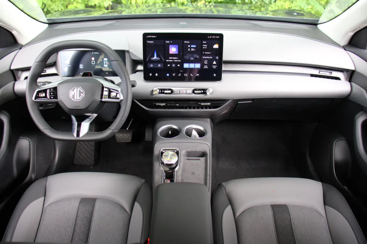 Luxury 64 kWh | 360° CAMERA | STOEL + STUURVERWARMING | ADAPTIVE CRUISE | DODE HOEK | PARK SENS V+A | ELEKTR. STOEL | STREAMINGS DIENSTEN