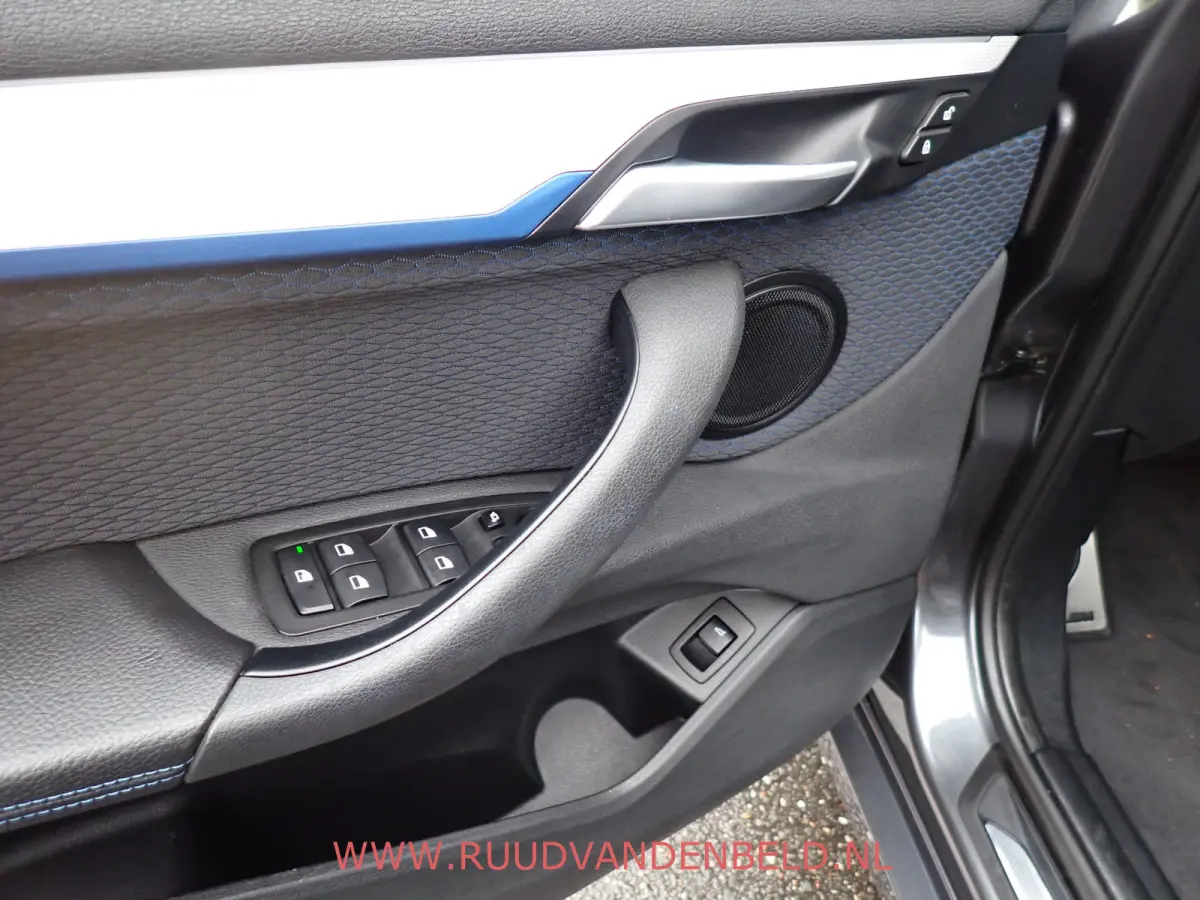 sDrive20i M-PAKKET / CAMERA / PANODAK / SPORTSTOELEN / BLUETOOTH