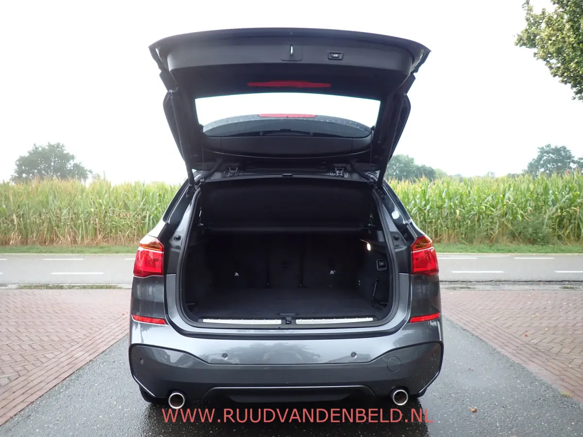 sDrive20i M-PAKKET / CAMERA / PANODAK / SPORTSTOELEN / BLUETOOTH