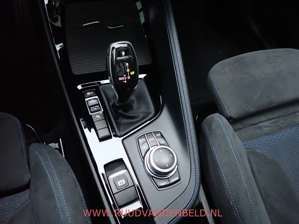 sDrive20i M-PAKKET / CAMERA / PANODAK / SPORTSTOELEN / BLUETOOTH