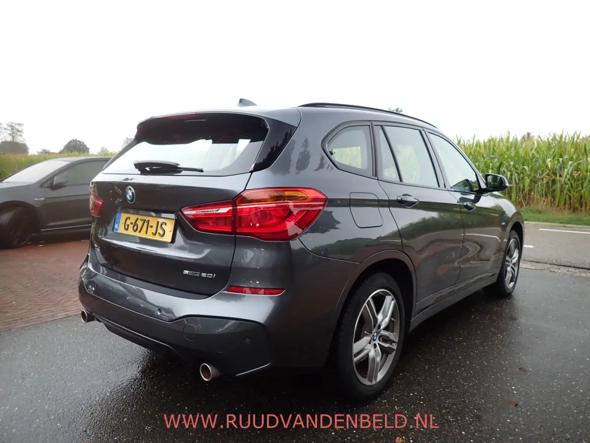 sDrive20i M-PAKKET / CAMERA / PANODAK / SPORTSTOELEN / BLUETOOTH