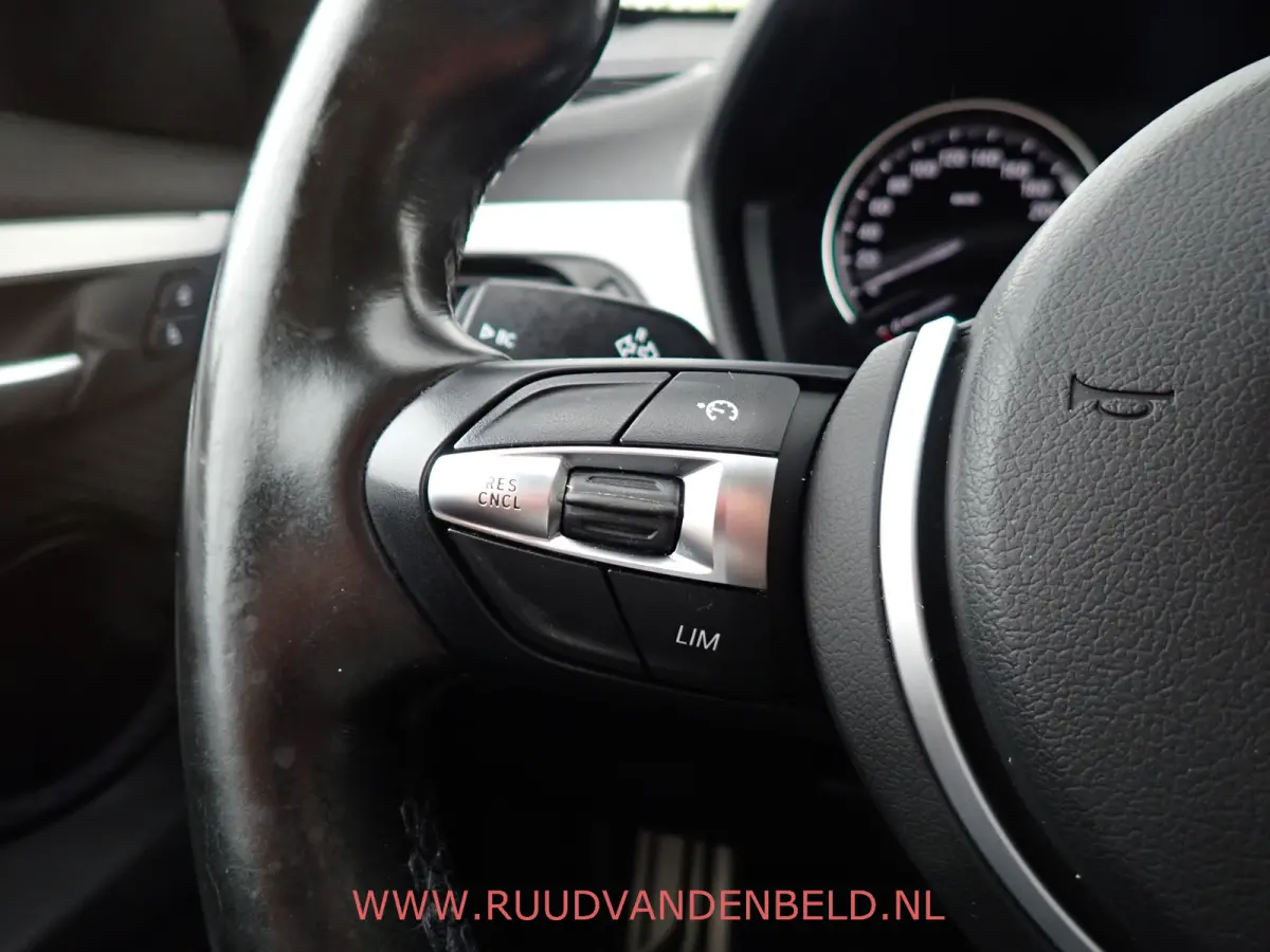 sDrive20i M-PAKKET / CAMERA / PANODAK / SPORTSTOELEN / BLUETOOTH