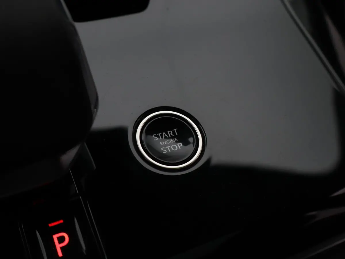 3.0 P550e Autobiography PHEV | Signature Audio | 4-Wheel Steering | Alcantara Hemelbekleding | Cold Climate Pack