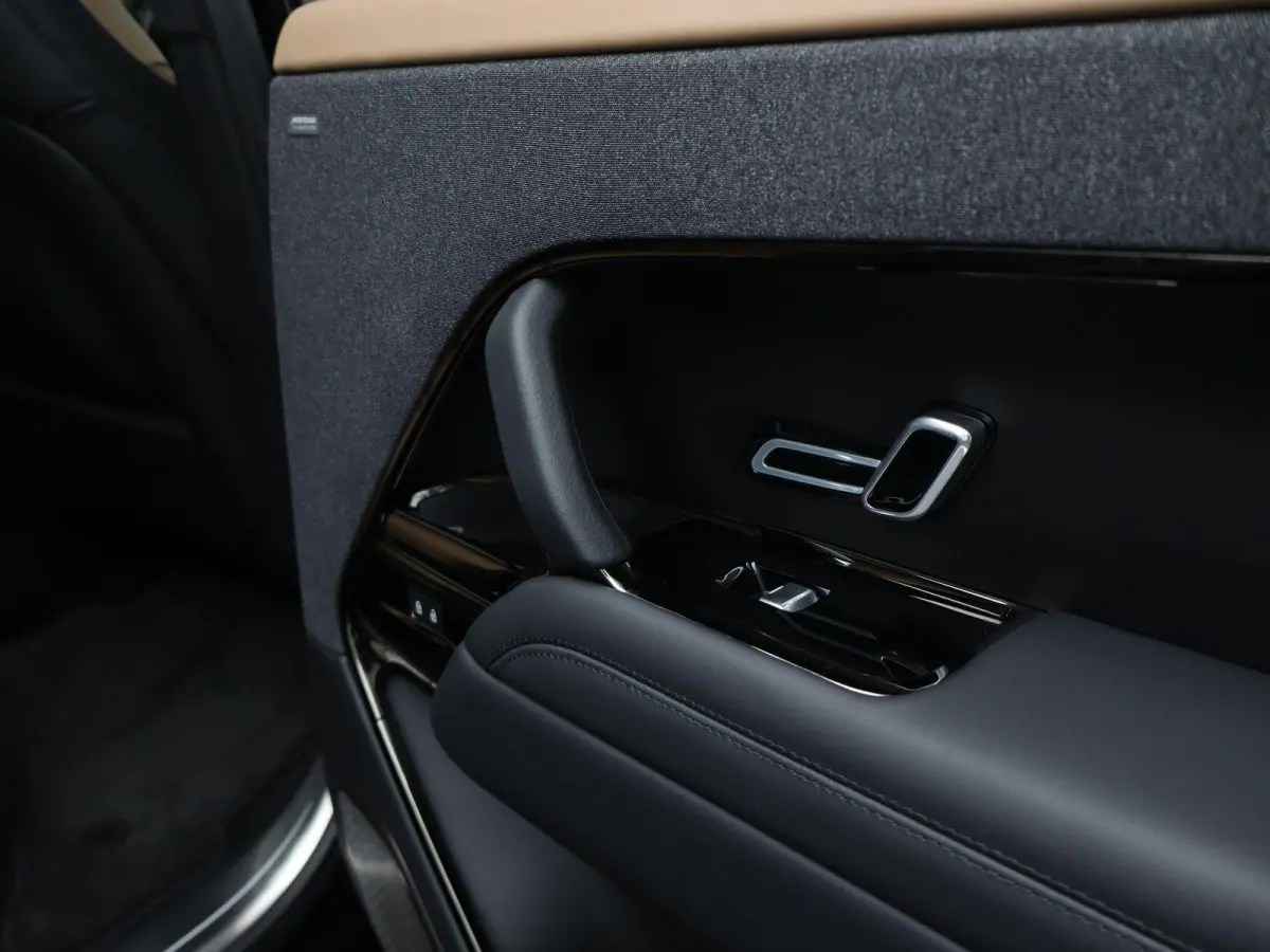 3.0 P550e Autobiography PHEV | Signature Audio | 4-Wheel Steering | Alcantara Hemelbekleding | Cold Climate Pack
