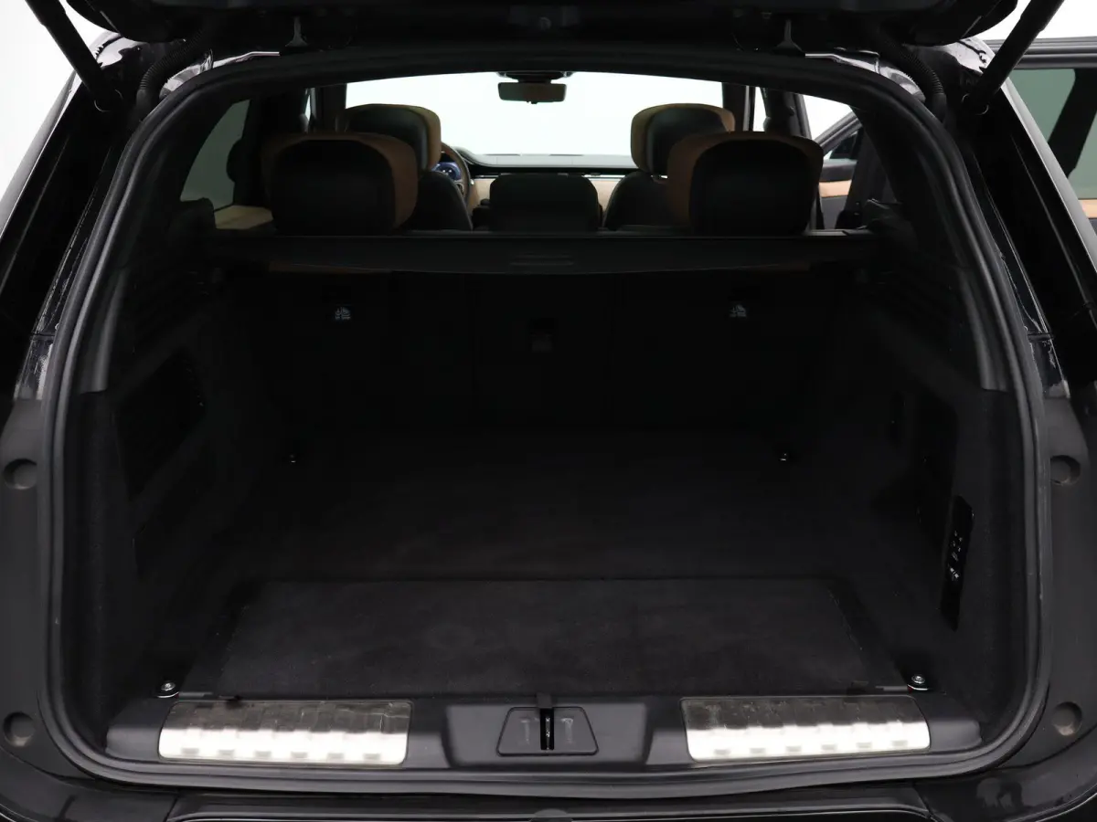 3.0 P550e Autobiography PHEV | Signature Audio | 4-Wheel Steering | Alcantara Hemelbekleding | Cold Climate Pack
