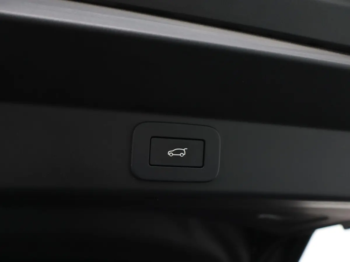 3.0 P550e Autobiography PHEV | Signature Audio | 4-Wheel Steering | Alcantara Hemelbekleding | Cold Climate Pack