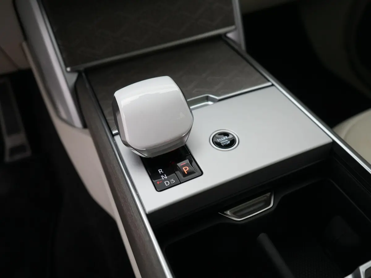 3.0 P550e SV PHEV | SV Convenience Pack | Mohair mattenset | SV 23inch Velgen