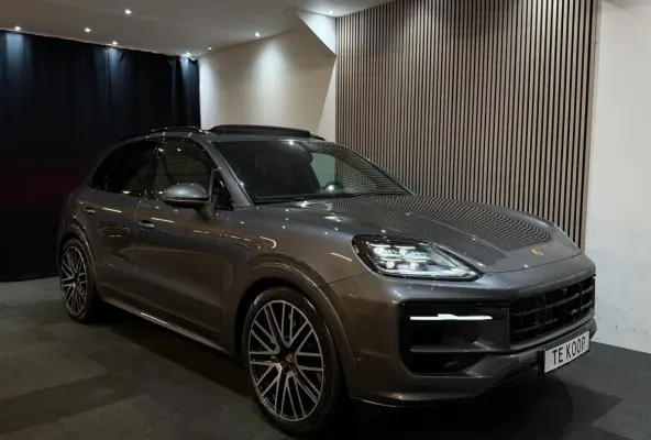 Porsche Cayenne 3.0 V6 462pk E-hybrid Sport Chrono+ Passenger Display Pano 360C 4Wiel besturing luchtvering
