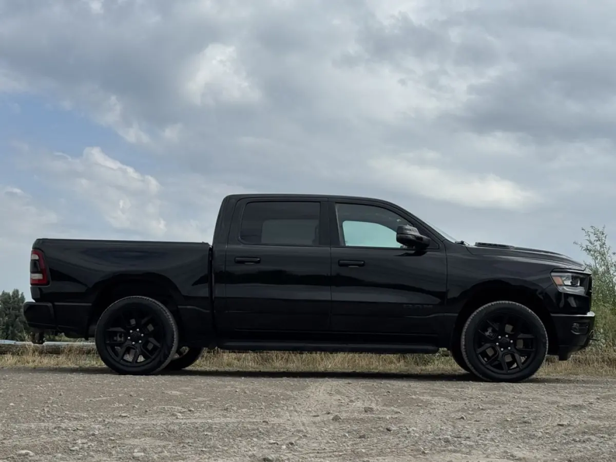 1500 LARAMIE NIGHT 5.7L V8, 1E EIG, DIGITAL CLUSTER, BLIS, H&K, CARVEN EXHAUST, 12 INCH SCREEN, 22 INCH