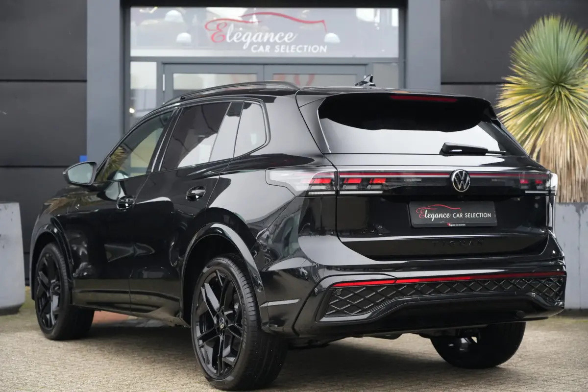 R-Line | 272 PK | Panoramadak | Matrix LED | Head-up display | Trekhaak | Volkswagen Tiguan R-Line met 272 PK plug-in hybride aandrijving, een 1.5-liter 4-cilinder benzinemotor, panoramadak,