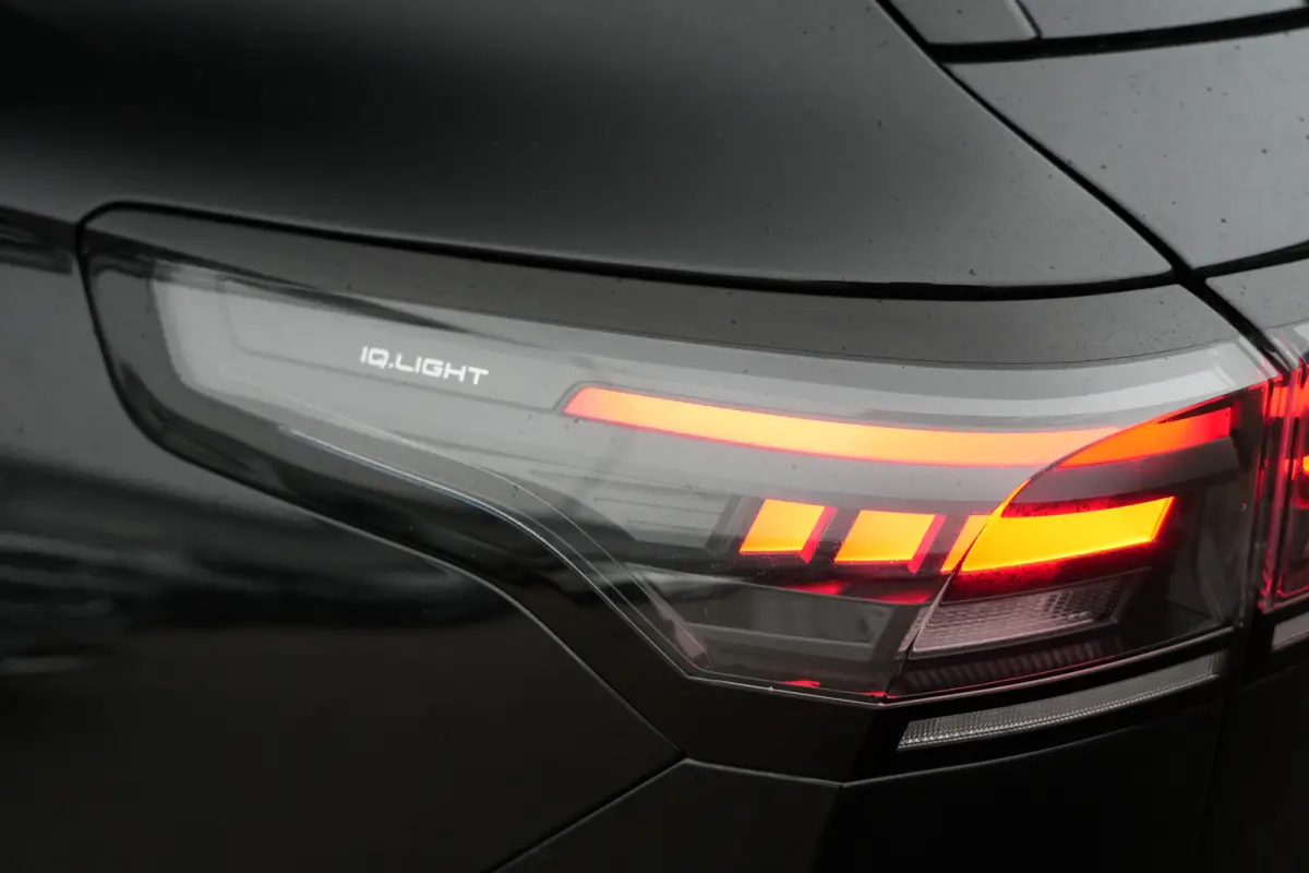 R-Line | 272 PK | Panoramadak | Matrix LED | Head-up display | Trekhaak | Volkswagen Tiguan R-Line met 272 PK plug-in hybride aandrijving, een 1.5-liter 4-cilinder benzinemotor, panoramadak,