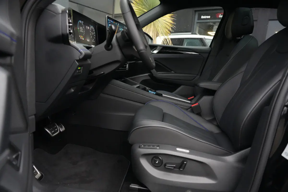 R-Line | 272 PK | Panoramadak | Matrix LED | Head-up display | Trekhaak | Volkswagen Tiguan R-Line met 272 PK plug-in hybride aandrijving, een 1.5-liter 4-cilinder benzinemotor, panoramadak,