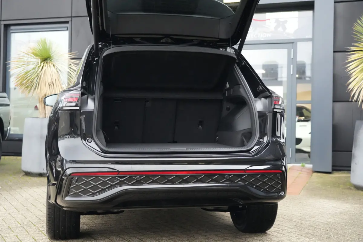 R-Line | 272 PK | Panoramadak | Matrix LED | Head-up display | Trekhaak | Volkswagen Tiguan R-Line met 272 PK plug-in hybride aandrijving, een 1.5-liter 4-cilinder benzinemotor, panoramadak,