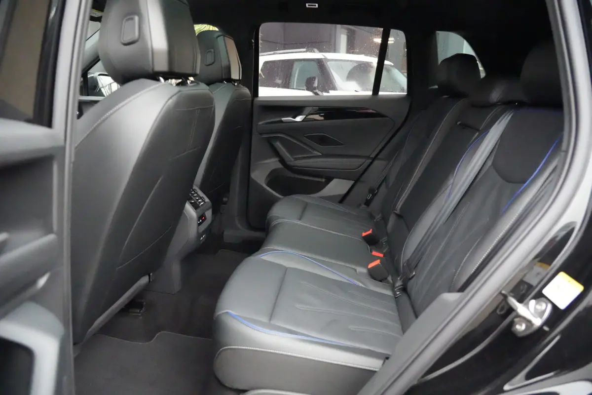 R-Line | 272 PK | Panoramadak | Matrix LED | Head-up display | Trekhaak | Volkswagen Tiguan R-Line met 272 PK plug-in hybride aandrijving, een 1.5-liter 4-cilinder benzinemotor, panoramadak,
