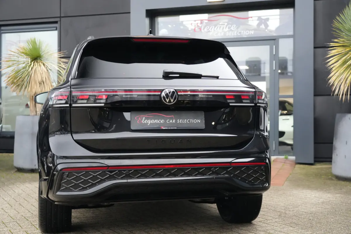 R-Line | 272 PK | Panoramadak | Matrix LED | Head-up display | Trekhaak | Volkswagen Tiguan R-Line met 272 PK plug-in hybride aandrijving, een 1.5-liter 4-cilinder benzinemotor, panoramadak,
