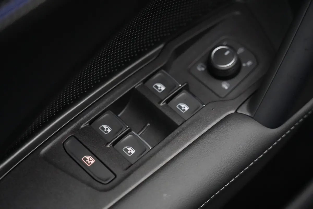 R-Line | 272 PK | Panoramadak | Matrix LED | Head-up display | Trekhaak | Volkswagen Tiguan R-Line met 272 PK plug-in hybride aandrijving, een 1.5-liter 4-cilinder benzinemotor, panoramadak,