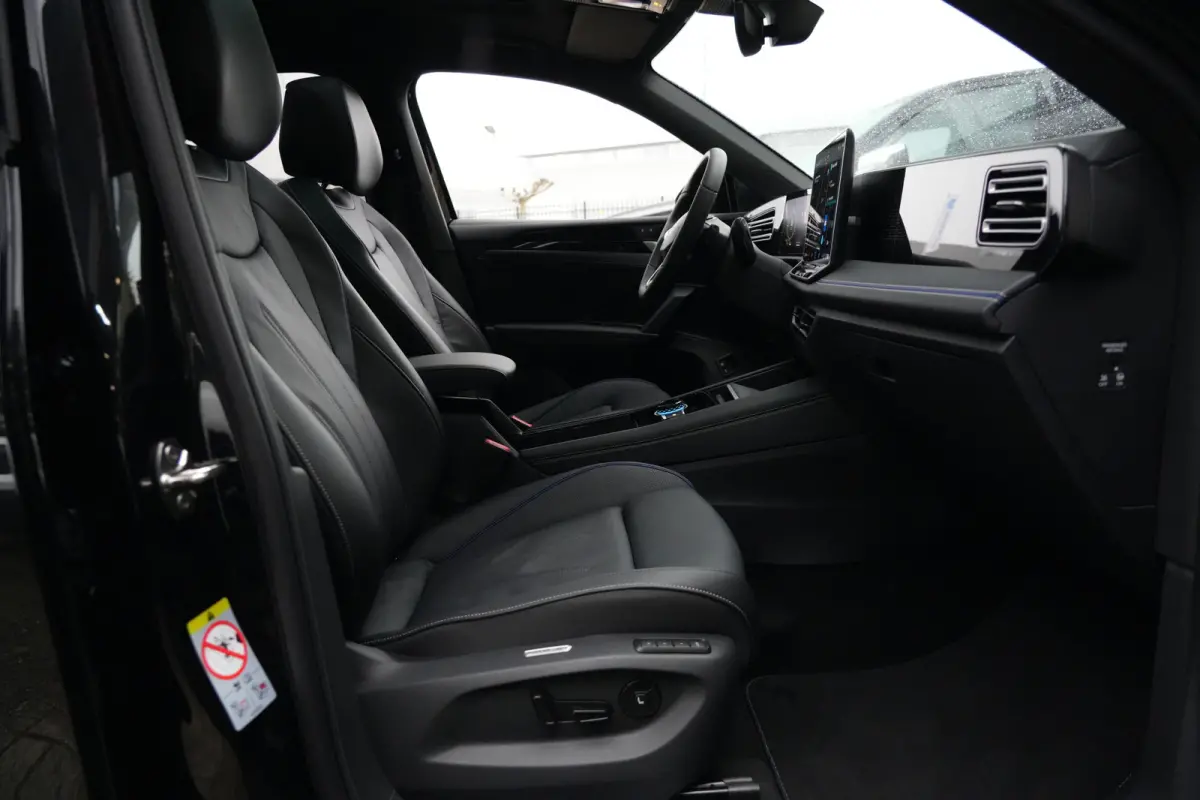 R-Line | 272 PK | Panoramadak | Matrix LED | Head-up display | Trekhaak | Volkswagen Tiguan R-Line met 272 PK plug-in hybride aandrijving, een 1.5-liter 4-cilinder benzinemotor, panoramadak,