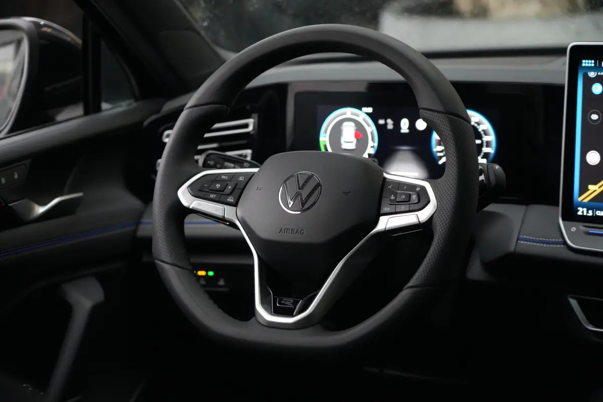 R-Line | 272 PK | Panoramadak | Matrix LED | Head-up display | Trekhaak | Volkswagen Tiguan R-Line met 272 PK plug-in hybride aandrijving, een 1.5-liter 4-cilinder benzinemotor, panoramadak,