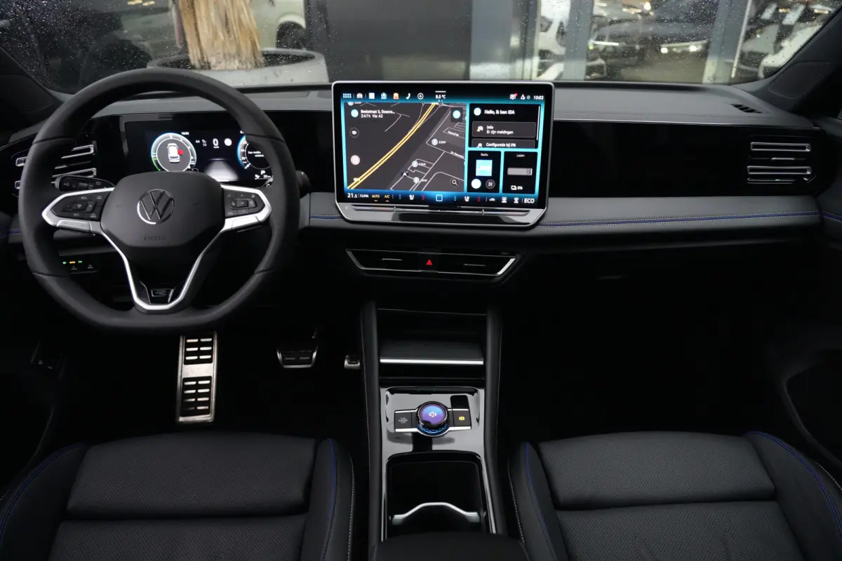 R-Line | 272 PK | Panoramadak | Matrix LED | Head-up display | Trekhaak | Volkswagen Tiguan R-Line met 272 PK plug-in hybride aandrijving, een 1.5-liter 4-cilinder benzinemotor, panoramadak,