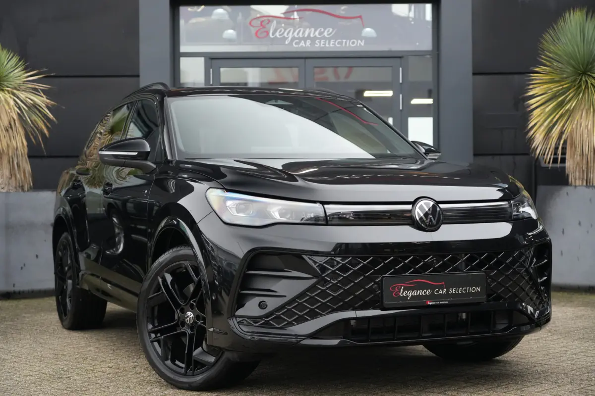 R-Line | 272 PK | Panoramadak | Matrix LED | Head-up display | Trekhaak | Volkswagen Tiguan R-Line met 272 PK plug-in hybride aandrijving, een 1.5-liter 4-cilinder benzinemotor, panoramadak,