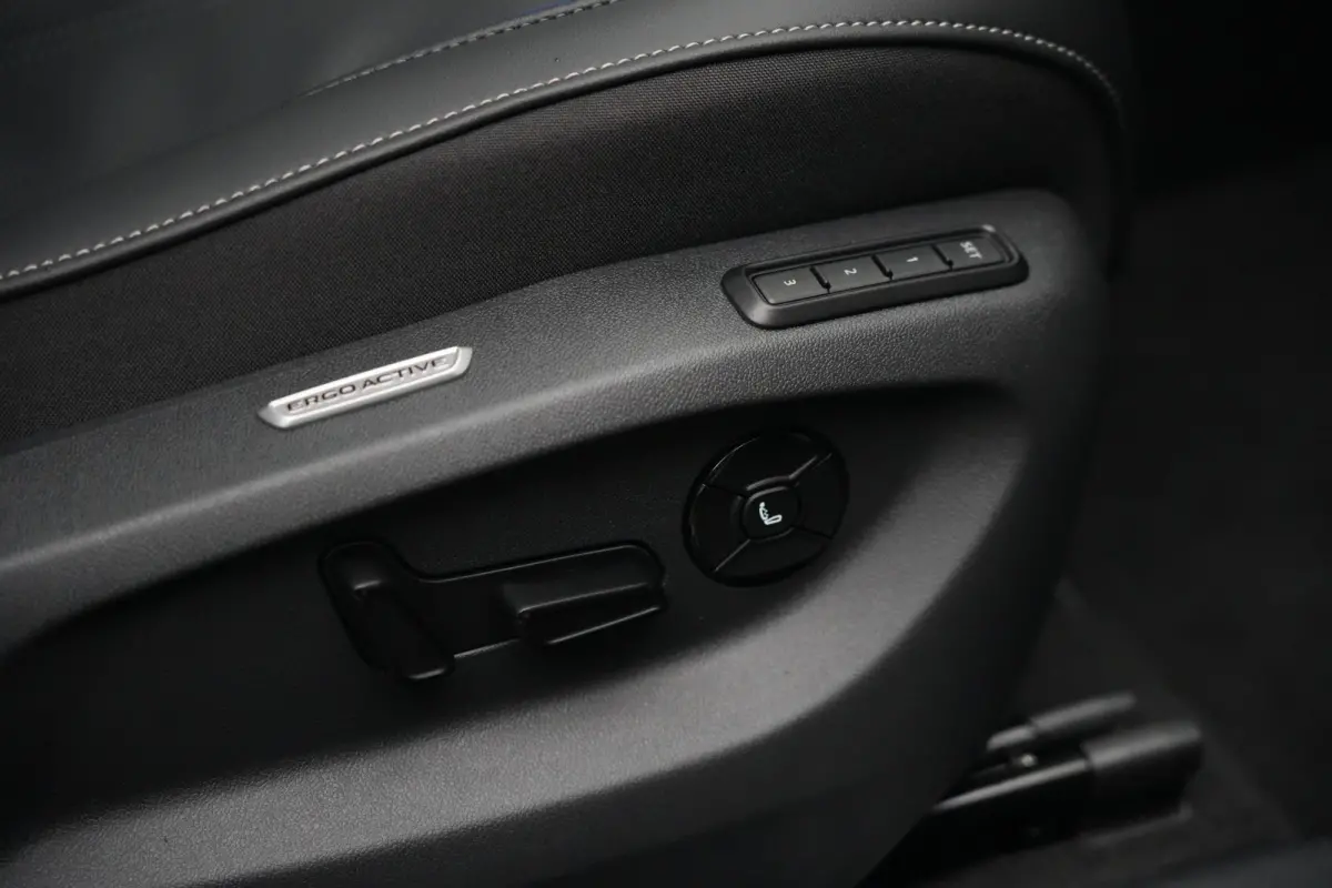 R-Line | 272 PK | Panoramadak | Matrix LED | Head-up display | Trekhaak | Volkswagen Tiguan R-Line met 272 PK plug-in hybride aandrijving, een 1.5-liter 4-cilinder benzinemotor, panoramadak,