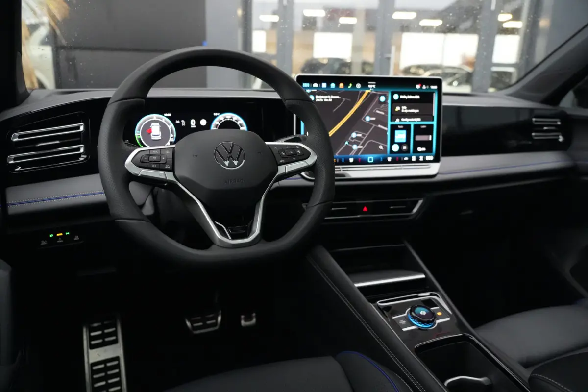 R-Line | 272 PK | Panoramadak | Matrix LED | Head-up display | Trekhaak | Volkswagen Tiguan R-Line met 272 PK plug-in hybride aandrijving, een 1.5-liter 4-cilinder benzinemotor, panoramadak,