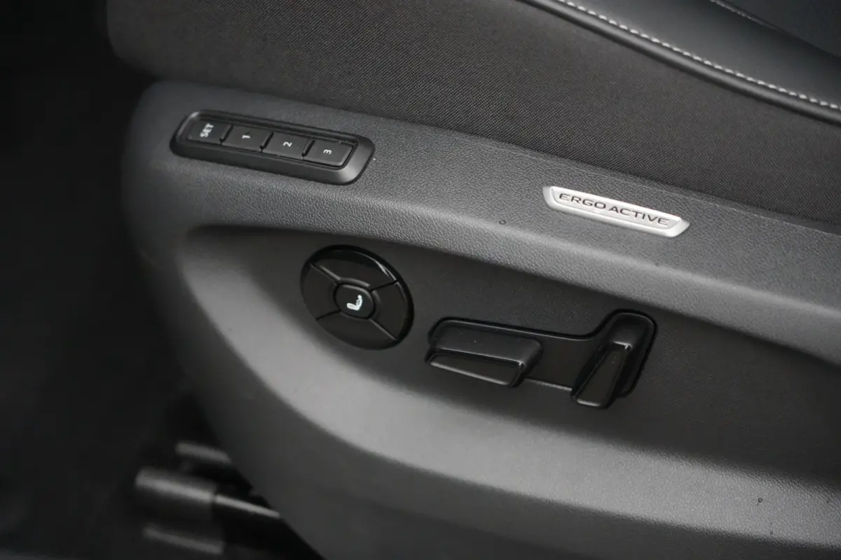 R-Line | 272 PK | Panoramadak | Matrix LED | Head-up display | Trekhaak | Volkswagen Tiguan R-Line met 272 PK plug-in hybride aandrijving, een 1.5-liter 4-cilinder benzinemotor, panoramadak,