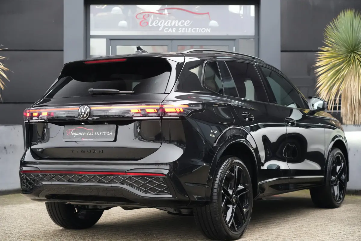 R-Line | 272 PK | Panoramadak | Matrix LED | Head-up display | Trekhaak | Volkswagen Tiguan R-Line met 272 PK plug-in hybride aandrijving, een 1.5-liter 4-cilinder benzinemotor, panoramadak,