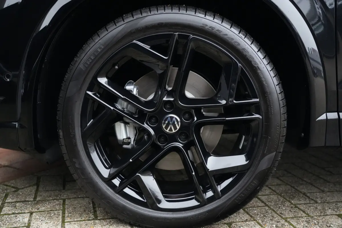 R-Line | 272 PK | Panoramadak | Matrix LED | Head-up display | Trekhaak | Volkswagen Tiguan R-Line met 272 PK plug-in hybride aandrijving, een 1.5-liter 4-cilinder benzinemotor, panoramadak,